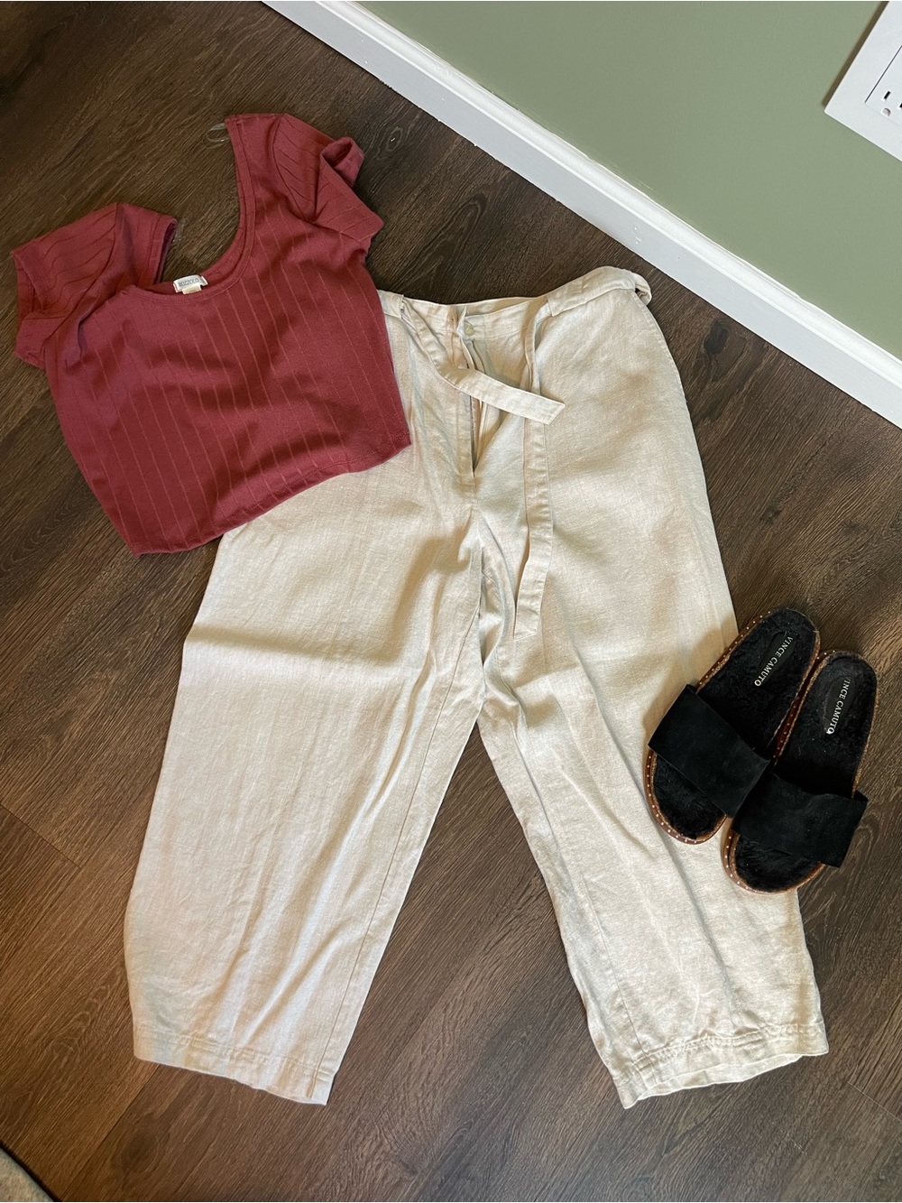 Ribbed Short-Sleeve Crop Top in Burgundy